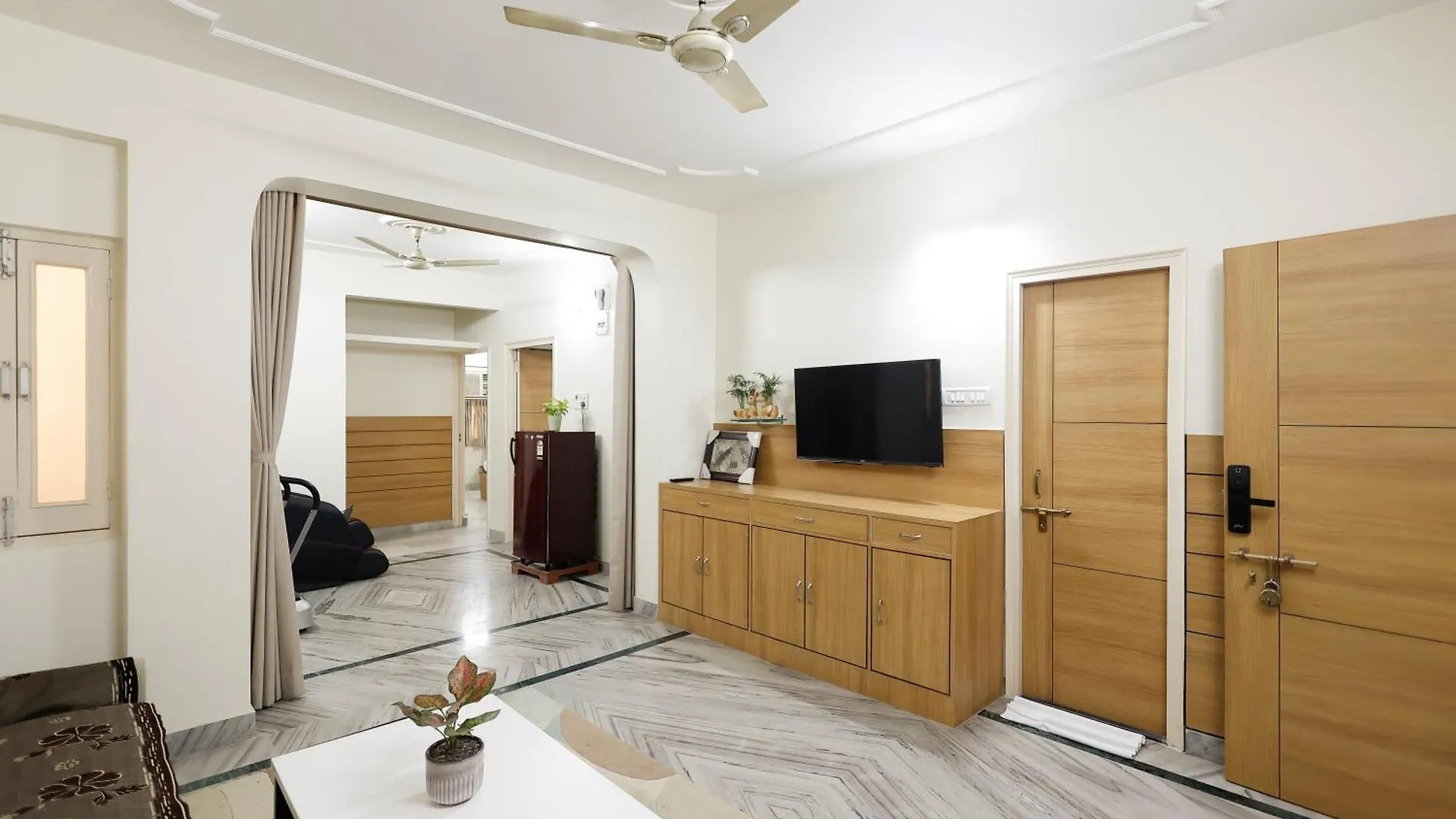 Balaji Homestay - Home With Free Wi-Fi And Parking Βαρανάσι
