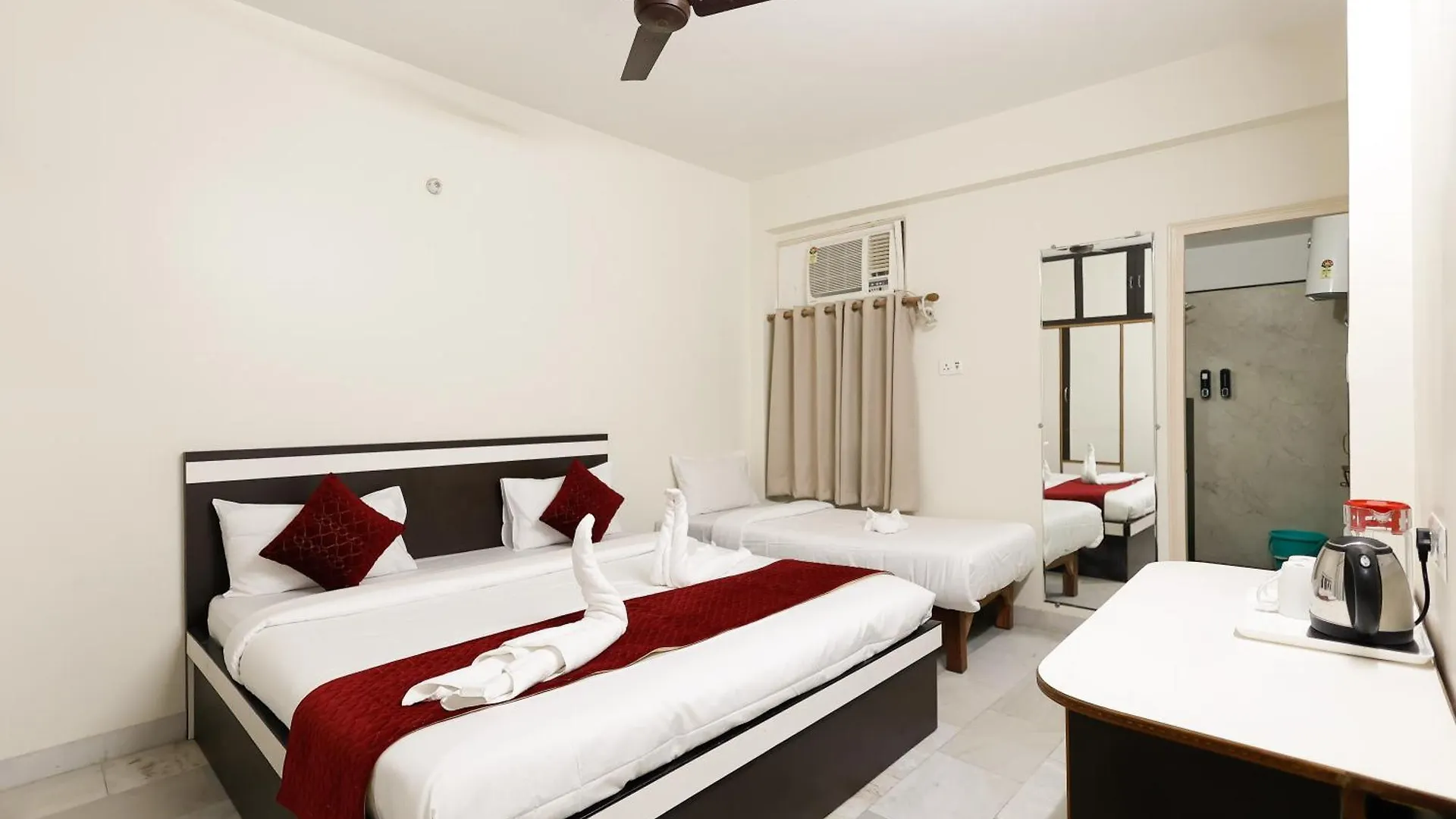Balaji Homestay - Home With Free Wi-Fi And Parking Βαρανάσι